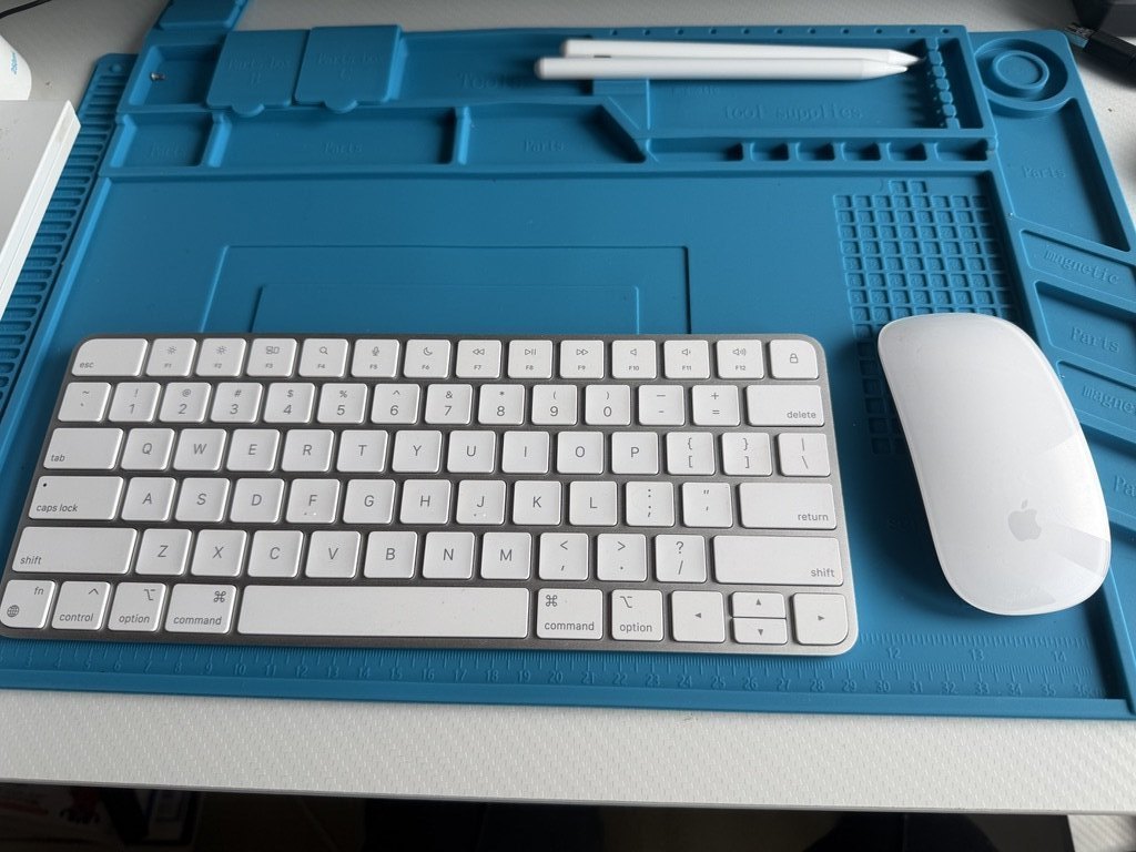 Appleのキーボード、マウス、2本のペンを並べた作業環境