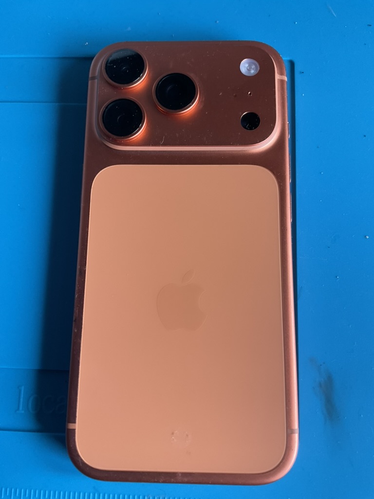 青いマットの上に置かれたiPhoneの背面写真