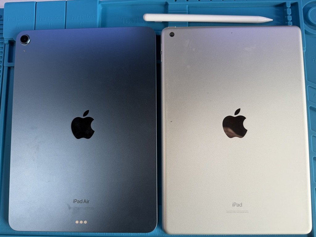 背面を上にして並べた新旧2台のiPadとApple Pencil