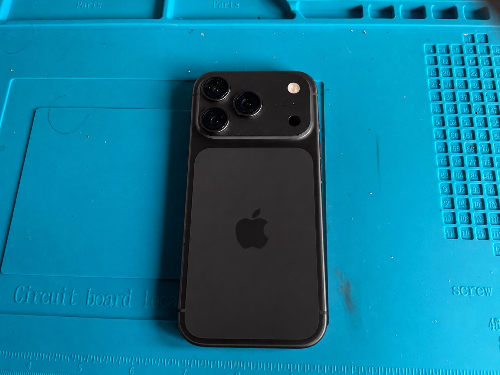 17 Proオレンジの写真をブラックに色編集した18 Proカラー比較イメージ。18 Pro実機ではない