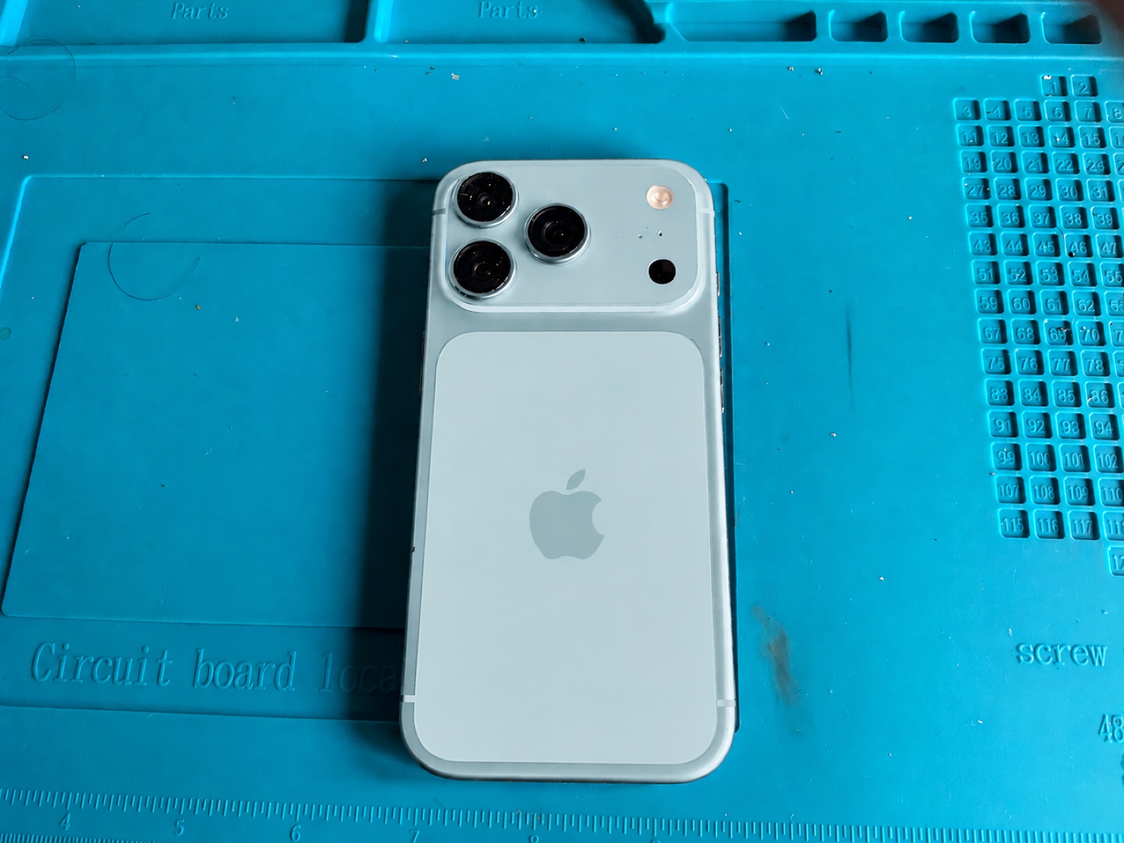 17 Proオレンジの写真をグレイシャー（水色系）に色編集した18 Proカラー比較イメージ。18 Pro実機ではない