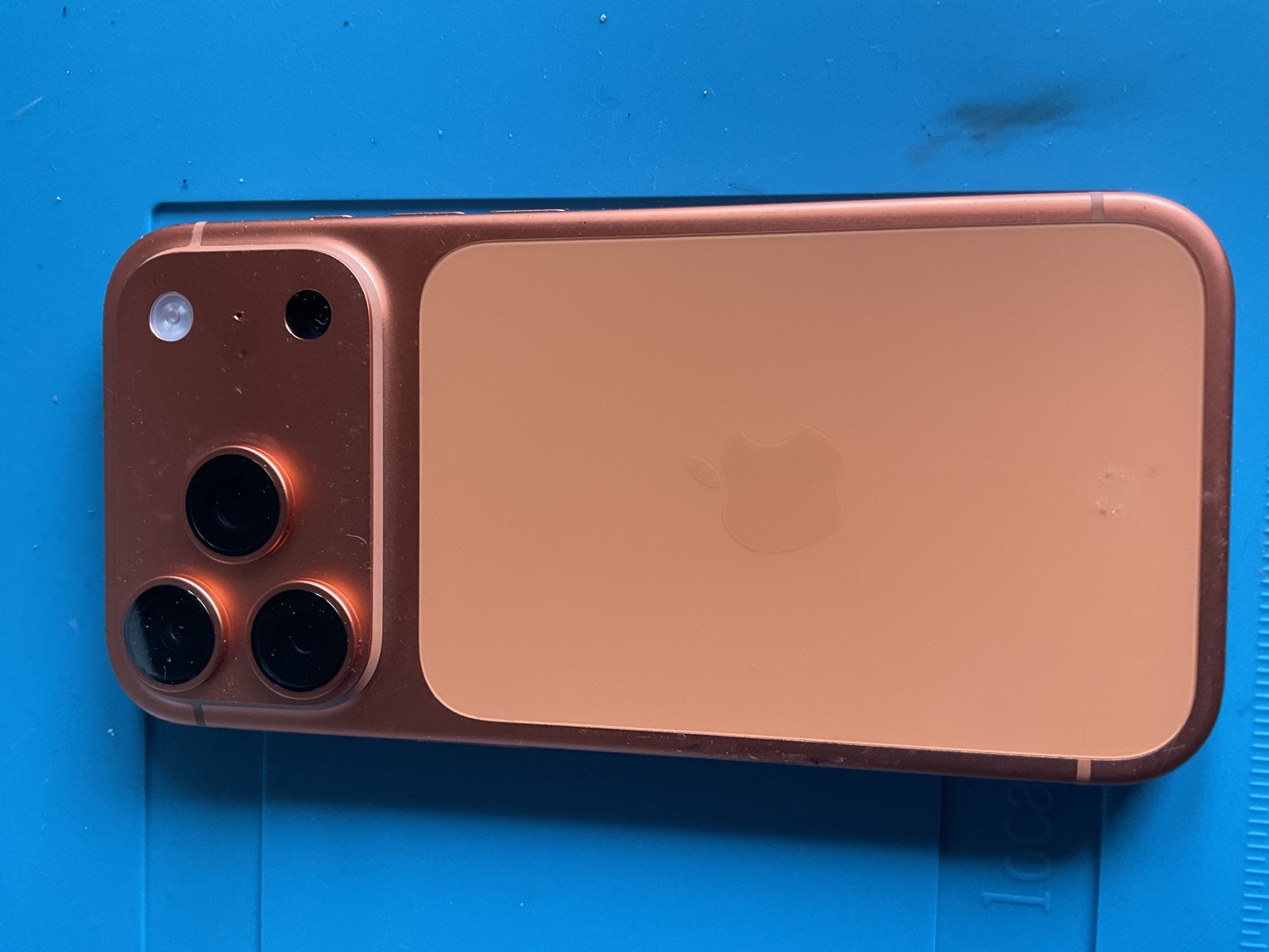 iPhone 17 Proオレンジの実写・カメラと背面の色味の違い