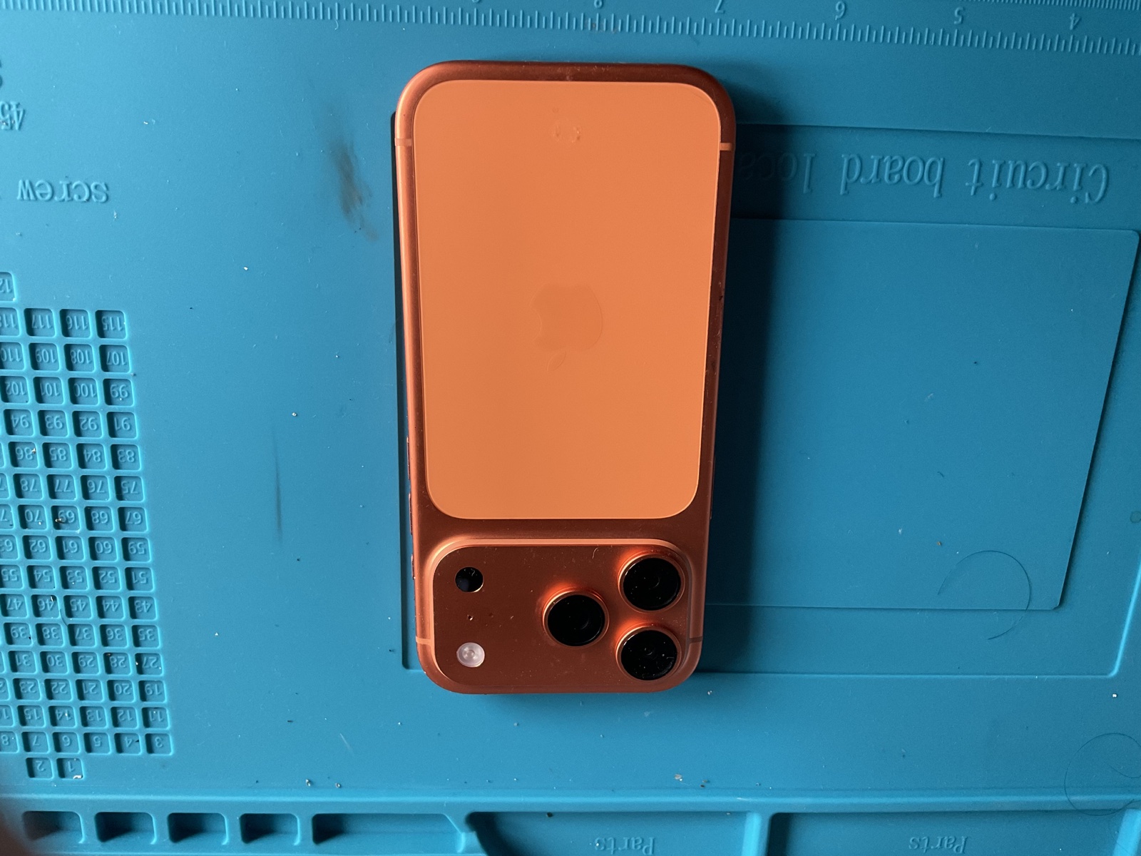 ユーザー所有のiPhone 17 Pro コズミックオレンジの実写・全体