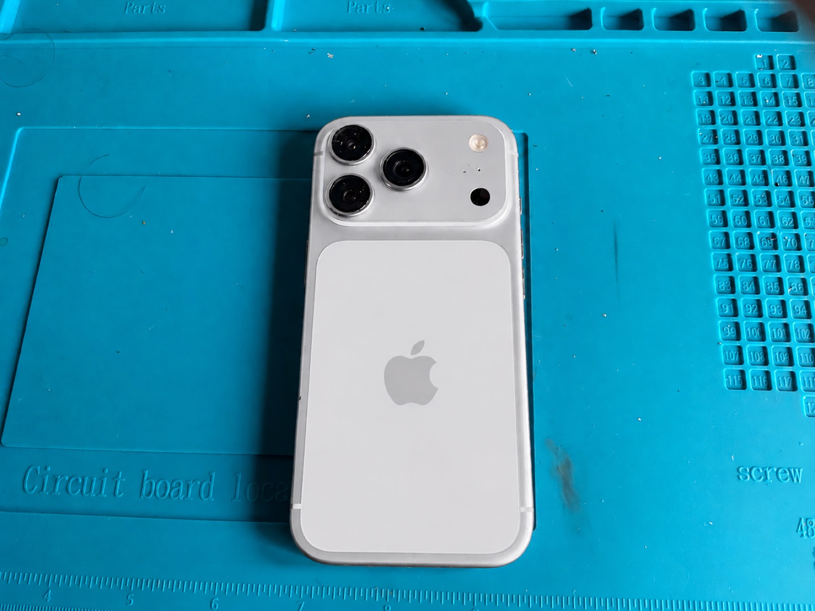 17 Proオレンジの写真をシルバーに色編集した18 Proカラー比較イメージ。18 Pro実機ではない